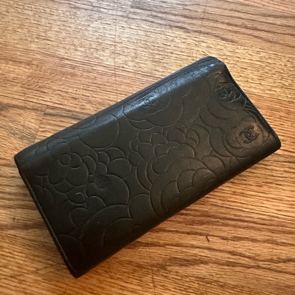 CHANEL Black Camellia Quilted Leather Continental Wallet with Silver CC - Picture 2 of 10
